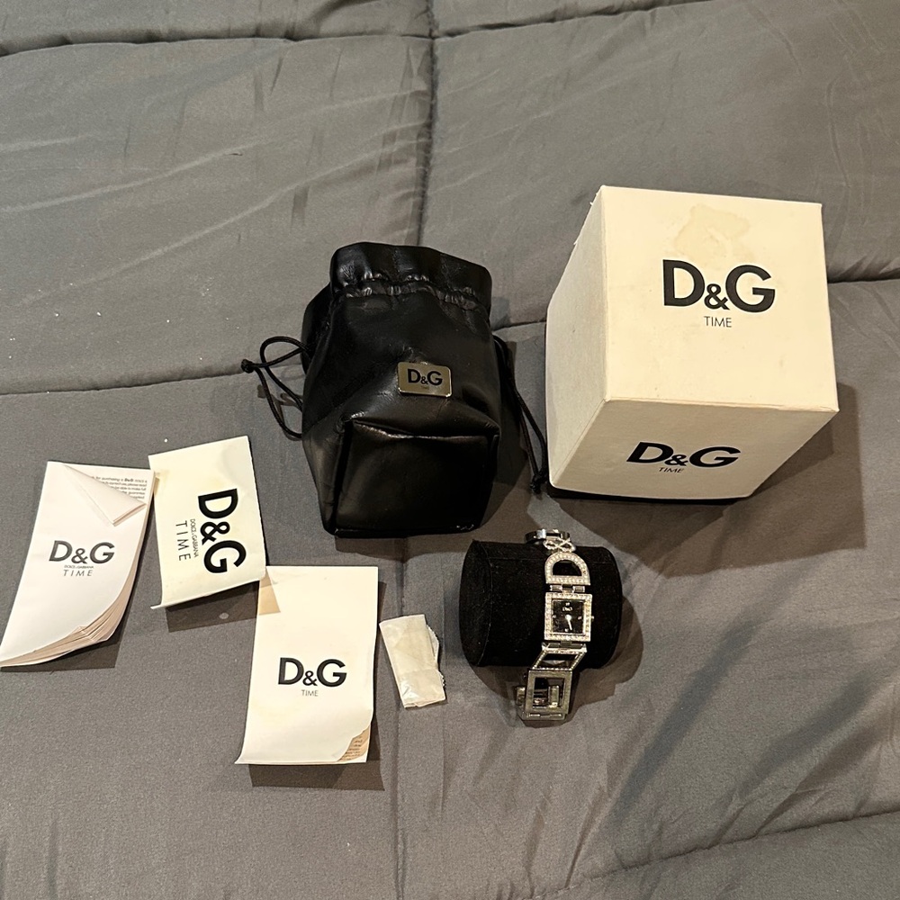 D&G Silver Timepiece with Accessories